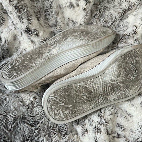 Tommy Bahama Beige Slip On Canvas Sneakers with Laces - Picture 4 of 4